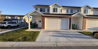 Like-New 3 Bed Townhome (2022) – Garage + Modern Finishes! Gallery 1