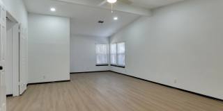 Room in 3 Bedroom Home at Jenkins Dr Gallery 17
