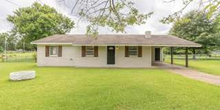 Comfortable 3-Bedroom Home with Large Backyard Gallery 1