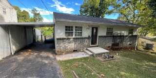2 bed / 1 bath South Knox home with office & large sunroom Gallery 1