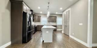 3 Bed, 3.5 Bath Home w/ 2 Car Garage and Lake Views Gallery 9