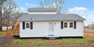 Two Bedroom Two Bathroom House with office and upstairs bonus room!   Fenced Yard!  Dogs Welcome! Gallery 1