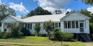 Comfortable 2BR/1BA Talladega Duplex Gallery 1