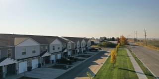 Modern 3 Bed 2.5 Bath Townhome in Sugar City! Gallery 1