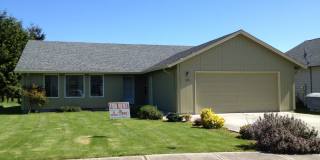 Beautiful Three Bedroom House With Double-Car Garage Gallery 1
