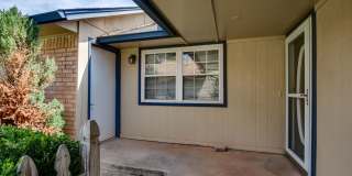 2 Bed Jack & Jill Bathroom  2 Car Garage With Office In The Heart of Yukon! Gallery 4