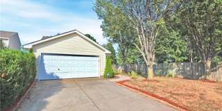 Room in 3 Bedroom Home at Tom Hunter Dr Gallery 23