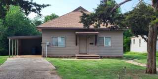 2 bedroom 1 bathroom house in Downtown Edmond with central heat and air and washer/dryer hookup Gallery 1