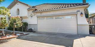 Highly Desirable Executive Home: 4 Bedrooms, 3 Bathrooms of Luxury Living Gallery 19