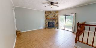 Charming 3 bedroom / 2 bathroom home with large fenced backyard near shopping & Fort Bragg! Gallery 5