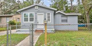 Move in ready **Updated 3/2 Single Family home ** Gallery 1