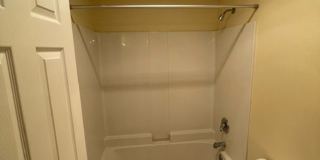 2 Bedroom 1 1/2 Bathroom - Close to Campus - Centrally Located Gallery 33