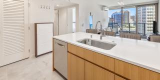 Sky Ala Moana #1701: Spacious Condo w/ Ocean Views Gallery 11