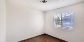 LOVELY 2 bedroom Condo Ready for Immediate Move in!! Gallery 18