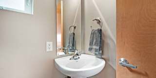 Beautiful 2 Bed Townhome Conveniently Located In Seattle! Gallery 15