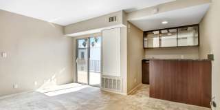Spacious & Bright 3BR Condo with Bonus Room, Secured Parking & Hollywood History! Gallery 19