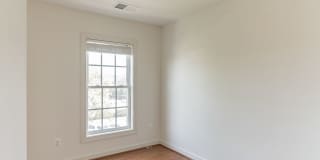Lovely Townhome Conveniently Located! Gallery 29