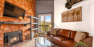 Treehouse Condo - 3rd floor Modern 2 Bedroom + Loft 1 Bath- Tastefully furnished Gallery 1