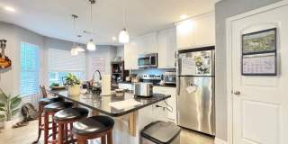 New 2 bedroom duplex, 2 car garage, quiet neighborhood, all appliances Gallery 8