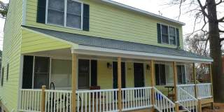 Inviting, updated 4br 3.5ba duplex w/ parking on Edwards St. Walk to Campus! Gallery 1