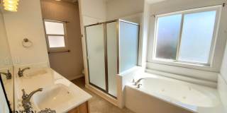 3 Bedroom, One Level Furnished Home in Emerald Ridge Gallery 24