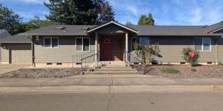 Fantastic 3bd/2bth Duplex w/ Fenced Yard ~ Great Area Gallery 1