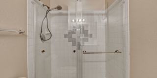 Upgraded 2 bedroom 2 bath upstairs condo Gallery 43