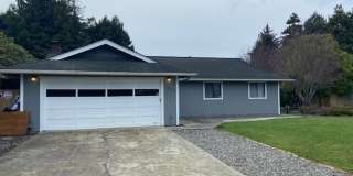 Excellent eastside location, 3/2, fenced yard, 2 car garage Gallery 1