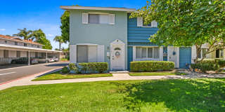 Live the Coastal Dream in Huntington Beach – Modern 2-Bedroom End-Unit Townhome Live the Coastal Dream in Huntington Beach – Modern 2-Bedroom End-Unit Townhome Gallery 1