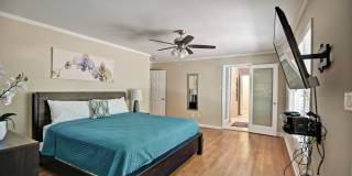 FURNISHED: Modern 6 Bdrm (7 beds) Home with BBQ, Foosball, HotTub & Private Pool - Close To Airport&Downtown Gallery 21