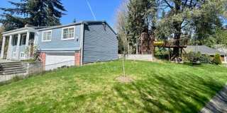 Charming 4 Bedroom Residence with Expansive Yard Gallery 29