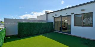 1000 Venetian Way Gallery 28