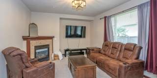 Spacious 4-Bedroom Home in The Oaks with Fenced Yard Spacious 4-Bedroom Home in The Oaks with Fenced Yard Gallery 8