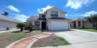 Refrig A/C 3bed/3bath with bonus Loft and Balcony! Gallery 1