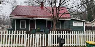 Cute Downtown 2 Bedroom Cottage! Gallery 1