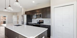 Stylish Midtown townhouse with stunning city views! Gallery 13