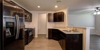 Beautiful 3-Bedroom Home with Easy Access to I-35 & I-240 Gallery 10