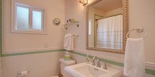Furnished Cozy Bungalow Style Condo in Capitol Hill Gallery 11
