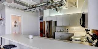 Beautiful and Spacious Loft-Style Condo 1 Bed/1.5 Bath Near Ballpark Gallery 10