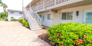 ** CANAL VIEW 2 BEDROOM\2 BATH CONDO ** SEASONAL OR ANNUAL ** BLUE POINT CLOSE TO DOWNTOWN NAPLES AND NAPLES BEAUTIFUL BEACHES ** CANAL BOAT SLIP AVAILABLE ** Gallery 7