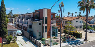 Beautiful 3 bed 2.5 baths "fully furnished" townhouse in the charming neighborhood of University Heights. Gallery 3