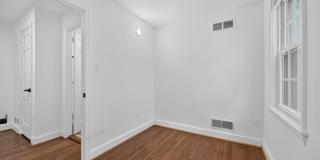 Charming & Restored 2BD/2BA Historic Rowhouse in Historic Snows Court Gallery 10