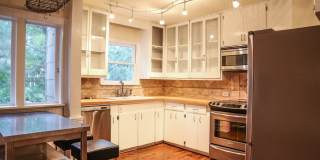 3-BEDROOM W/ SPARKLING POOL IN ALAMO HEIGHTS Gallery 9