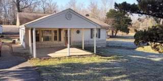 Comfy 2 Bedroom, 1 Bath House located in Radcliff Gallery 1