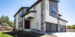 Stunning Like New 3 Bedroom Townhome Gallery 1