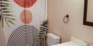 Charming 4 bedroom, 2 bathroom home in Greensboro w lake front views Gallery 24