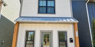 Stylish 3BR/2.5BA Townhome Near Downtown Edmond Gallery 1