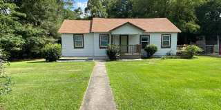 Three bedrooms/two bath House -READY NOW Gallery 1
