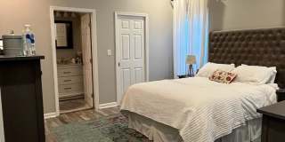 Beautifully Renovated Two Bedroom Highlands Home Gallery 9