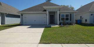 4-Bedroom Home - Community Pool Gallery 1